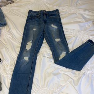 Skinny jeans with rips